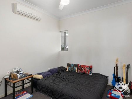 FULLY furnished top level corner unit with splendid view - Photo 2