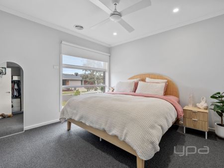 3 BEDROOM GEM WITH DUAL LIVING AREAS - Photo 4