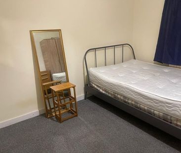 Room in a Shared House, Springfield Mount, NW9 - Photo 3