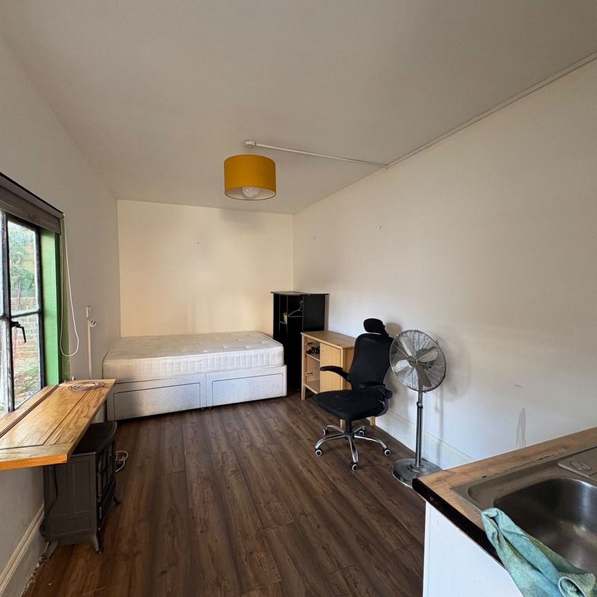 Studio Flat, Salisbury Avenue, IG11 - Photo 2