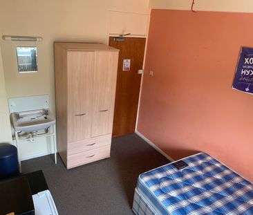 Room in a Shared House, Demesne Road, M16 - Photo 4