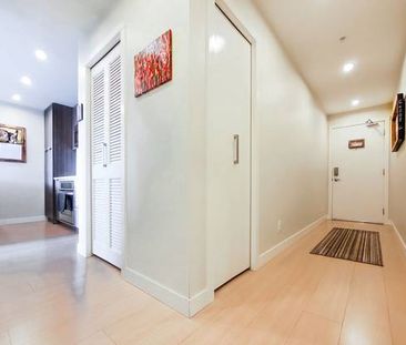 Modern and Bright 2 bedroom 2 bathroom pet-friendly furnished rental - Photo 1