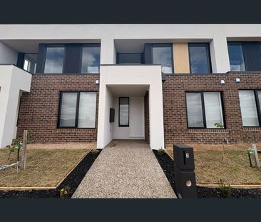 6 Darke Boulevarde, Rockbank, Vic 3335 - Photo 1