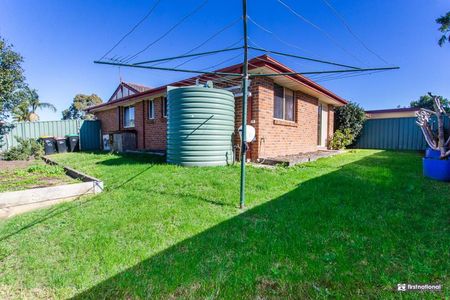 3 Bedroom Villa! Lock-up Garage! - Photo 2