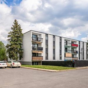 GRAND ET LUMINEUX 3.5 DISPONIBLE 1ER NOVEMBRE!! - Photo 2