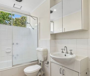 Sunlit Top-Floor Apartment in the Heart of South Yarra - Photo 6