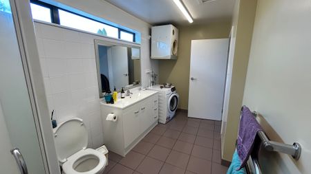 Lovely 3-Bedroom Home in Blockhouse Bay - Prime Location! - Photo 4