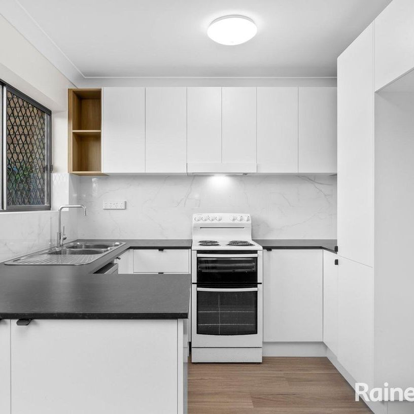 Fully Renovated Three-Level Townhouse - Quiet, Private & Perfectly Positioned in Taringa - Photo 1