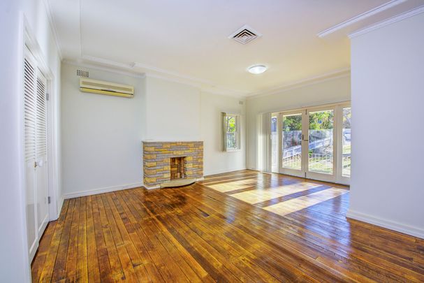 30 Sugarloaf Crescent, Castlecrag NSW 2068 - House For Rent | Domain - Photo 1