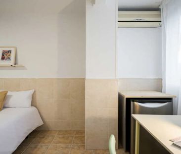 Room in a shared 25-bedroom apartment for rent in Valdeacederas. - Photo 2