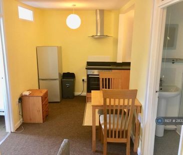 3 bedroom flat to rent - Photo 5