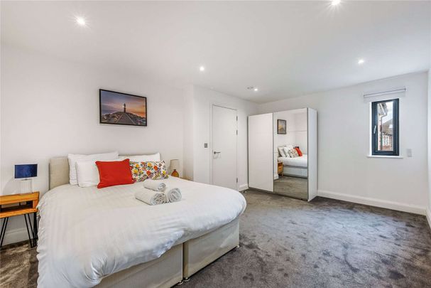 Modern one bedroom apartment situated in Ealing's most sought after area. - Photo 1