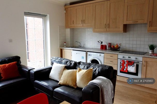 4 bedroom flat to rent - Photo 1