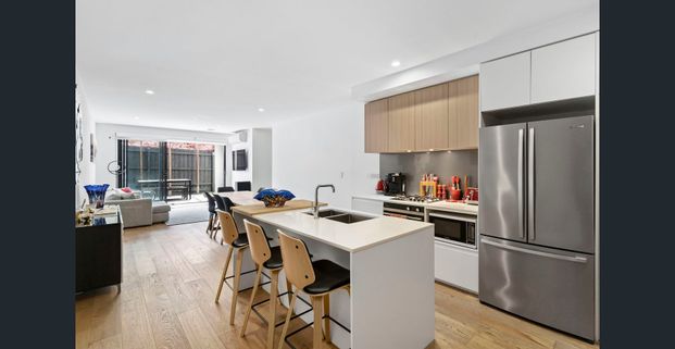 McKinnon School Zone - Garden-Wrapped, Sun-Soaked, Street Access. - Photo 1