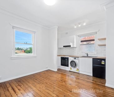 Sunny 1 Bedroom Apartment in Ultra Convenient Location - Photo 4