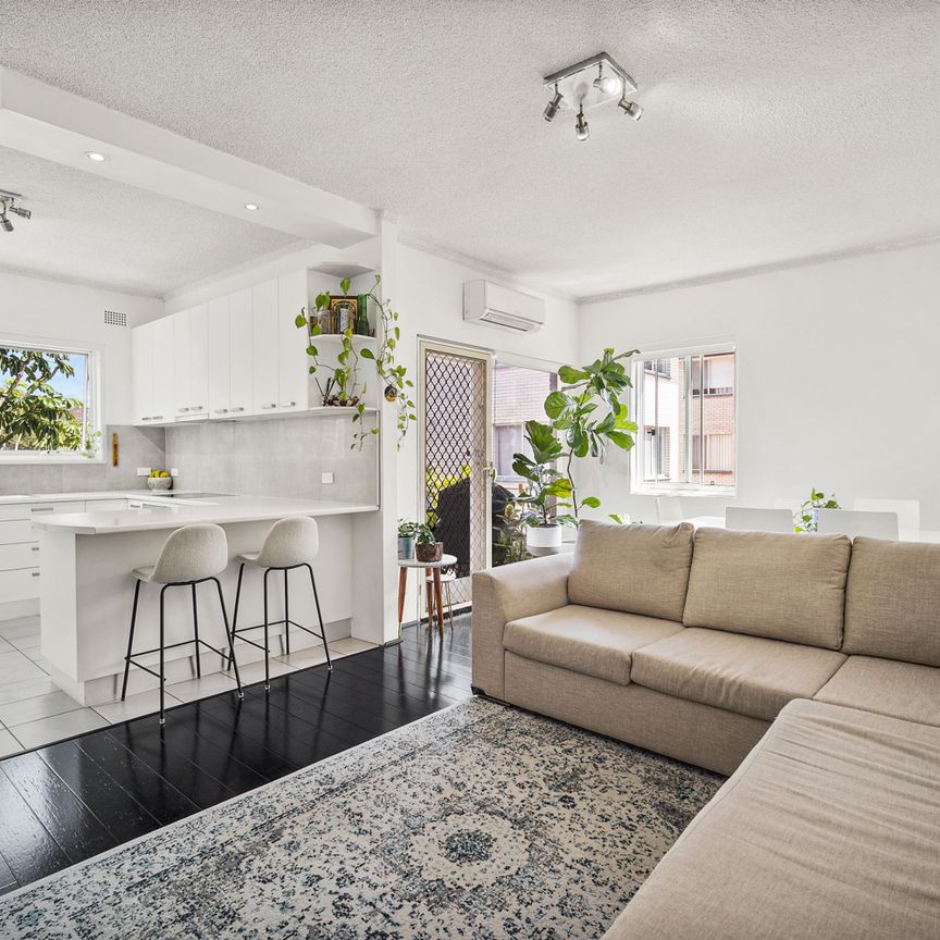 Easy Beach Lifestyle in a Fresh and Bright Apartment - Photo 1