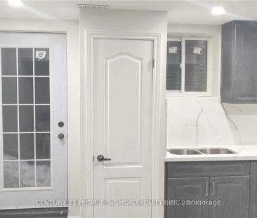 Detached Home For Lease | W9238503 - Photo 4