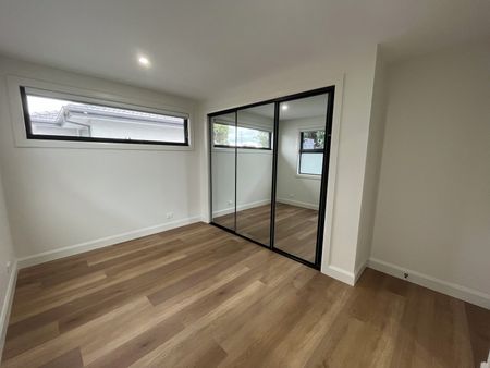 Stylish & Spacious 4-Bedroom Townhouse in Prime Location - Photo 4