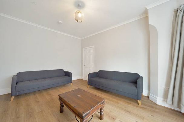 3 Bedroom, 2 bath, 1 reception Flat - Photo 1