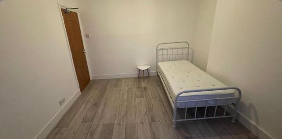 1 bedroom in a flat share to rent - Photo 2