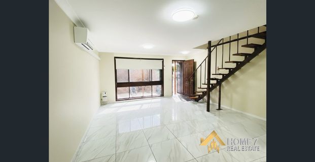 Stunning 3-Bedroom Townhouse in Prime Lurnea Location. - Photo 1