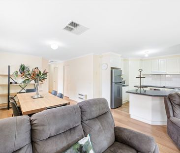 Charming 3 Bedroom Townhouse - Photo 3