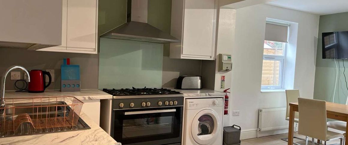 ✨This Charming Property Benefits From Beautiful High Ceilings And Large Windows Allowing Light To Flood In. Its Also Situated On One Of High Wycombe's Main Transport Links ✨ Room 5 - Photo 1