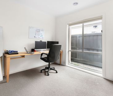 Entertaining, Spacious & Bright! - Photo 6