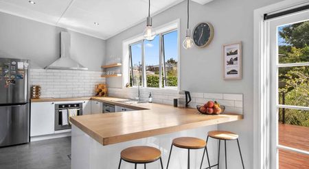 Beautifully Renovated Villa Close to City Centre - Photo 2