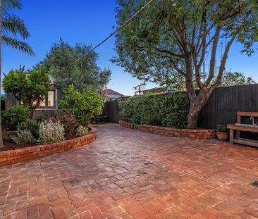 Register To Insect // INNER-CITY SPACE & CHARM - Photo 5