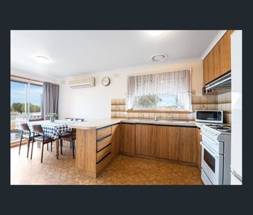 3 bedroom home in Hamlyn Heights! - Photo 6