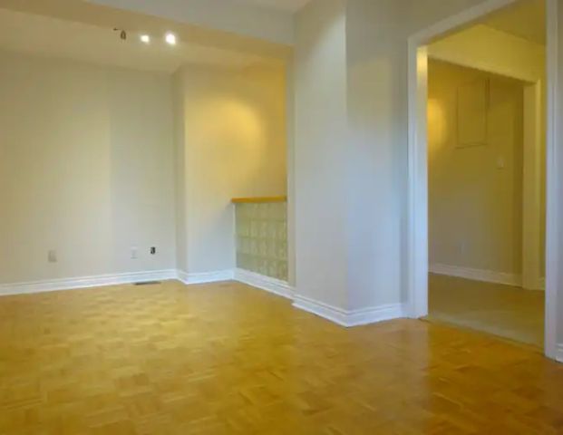 Clean and bright 2-bedroom apt unit (downtown Toronto) | 127 Lippincott Street, Toronto - Photo 1
