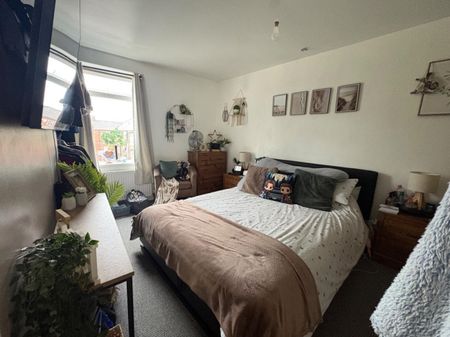 2 bed Terraced - To Let - Photo 4