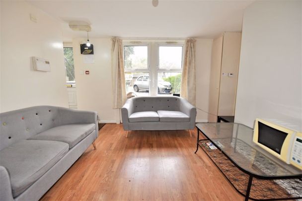 3 bedroom Flat in Hollybank, Leeds - Photo 1
