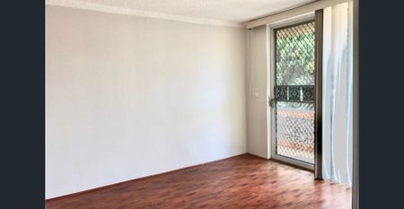 Full brick 2 bedroom unit with lock-up garage, Train Station within minutes walk - Photo 4