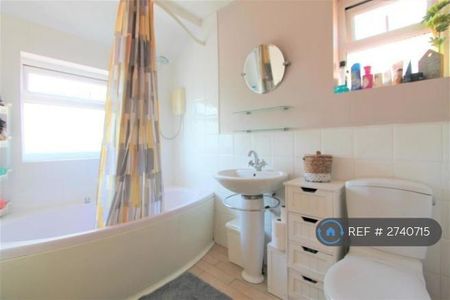 3 bedroom semi-detached house to rent - Photo 3