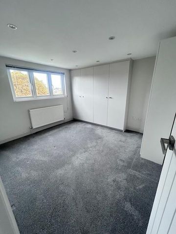 3 bedroom flat to rent - Photo 4