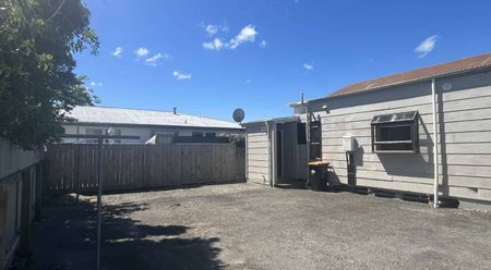 Four Bedrooms - Centrally Located - Photo 2