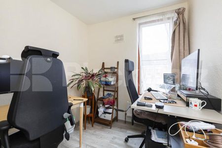 4 bedroom house split over 3 floors with 2 receptions, garden and 2 bathrooms - Photo 5