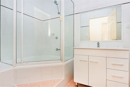 Bright & Breezy Two Bedroom Apartment - Photo 3