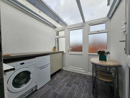 Price £900 pcm - Available Now - Part Furnished - Photo 4