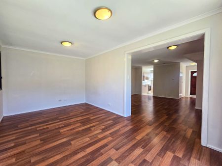 Convenient Living in Macquarie Fields in Selective School Catchment - Photo 2