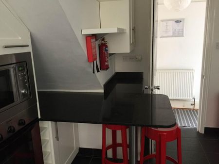 4 bedroom semi-detached house to rent - Photo 4