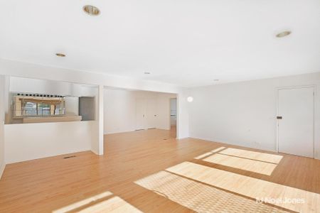 8 Cambridge Drive, GLEN WAVERLEY - Photo 2
