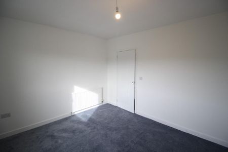 3 bedroom flat to rent - Photo 4