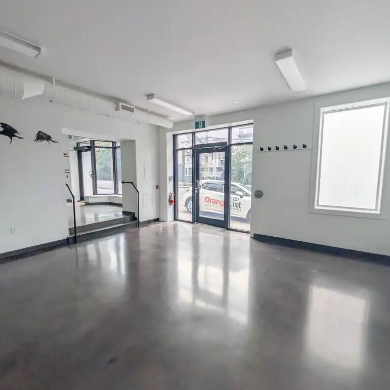 140 Caroline Street South — Commercial Unit - Photo 1