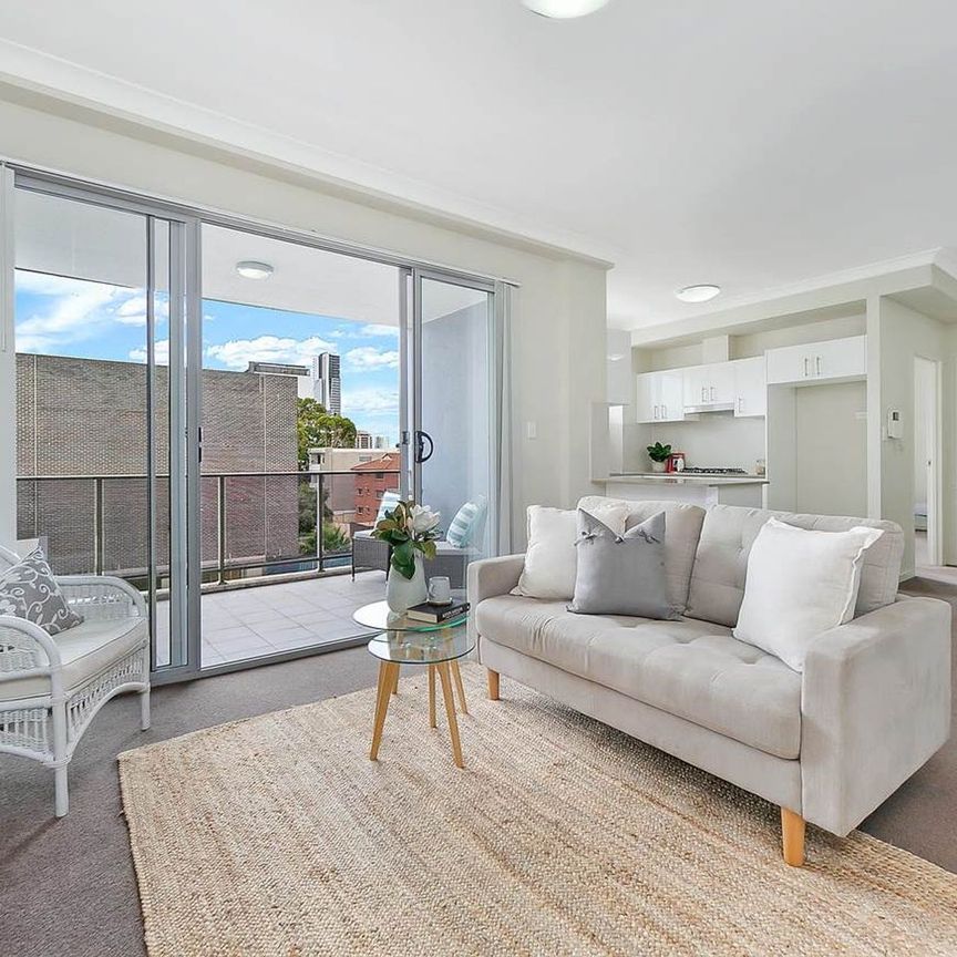 2 Bedroom Apartment Spacious & Sunny&excl; - Photo 1