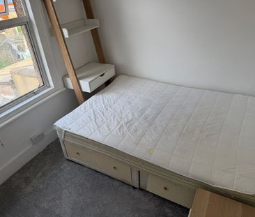 Room in a Shared House, Carlyle Road, E12 - Photo 2