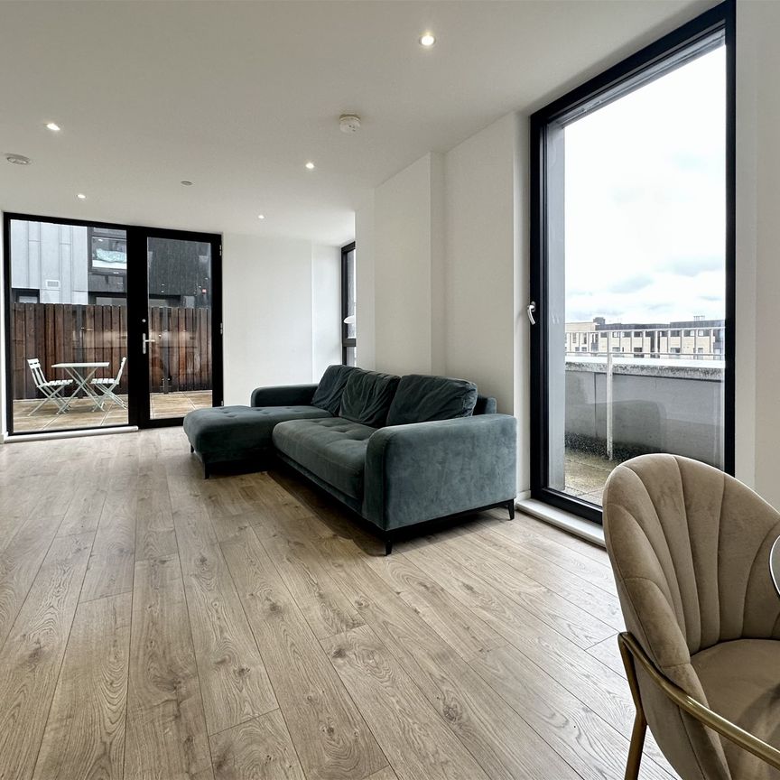 Forrester Way, London - Photo 1