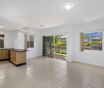 Open plan living area with A/C - Photo 4